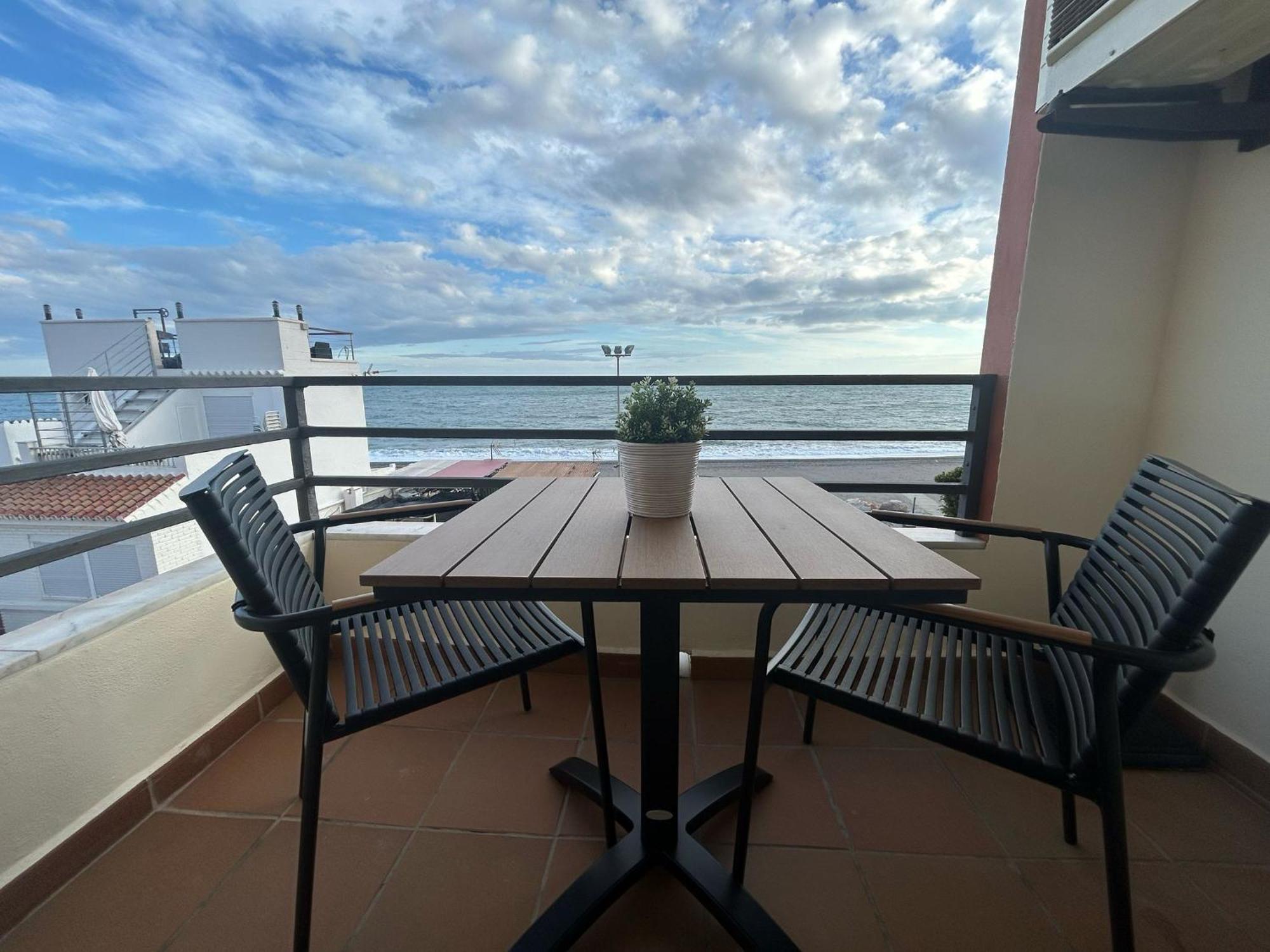 Maravilloso Apartamento En Primera Linea De Playa Con Vistas Al Mar En Caleta De Velez 2 D מראה חיצוני תמונה