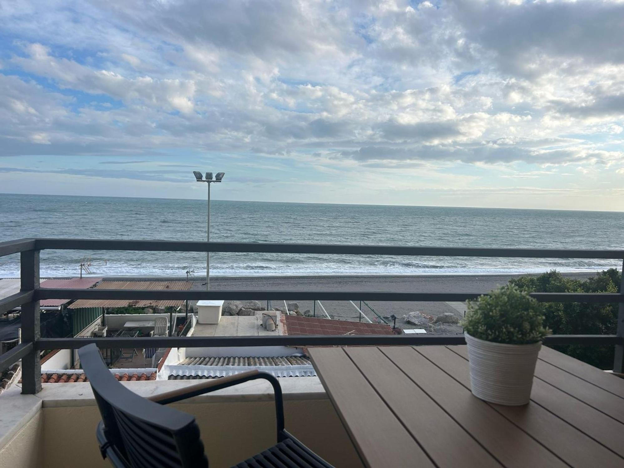 Maravilloso Apartamento En Primera Linea De Playa Con Vistas Al Mar En Caleta De Velez 2 D מראה חיצוני תמונה