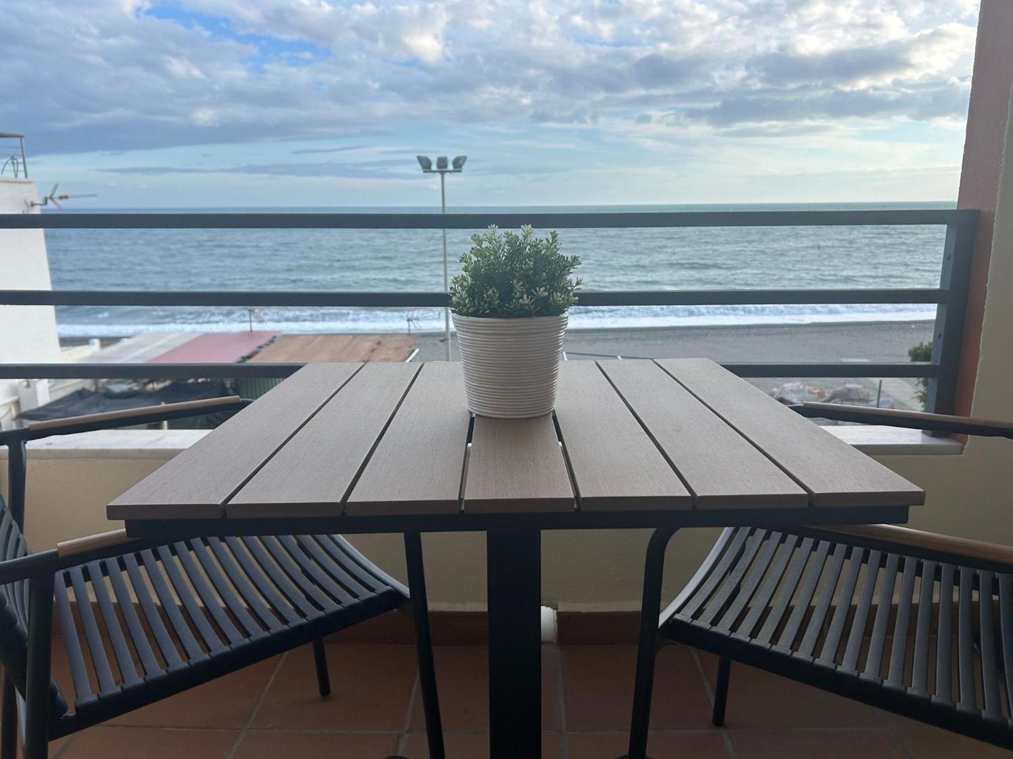 Maravilloso Apartamento En Primera Linea De Playa Con Vistas Al Mar En Caleta De Velez 2 D מראה חיצוני תמונה